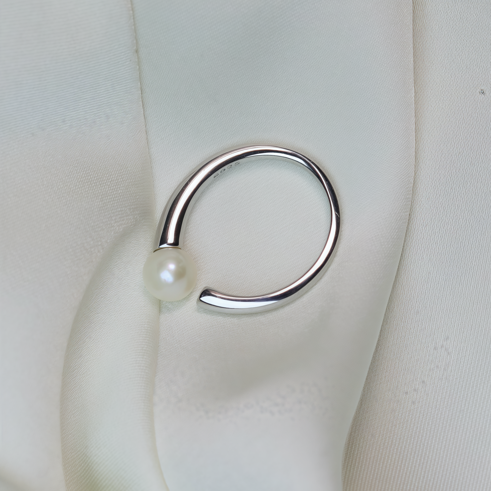 Luna Minimal Pearl Ring
